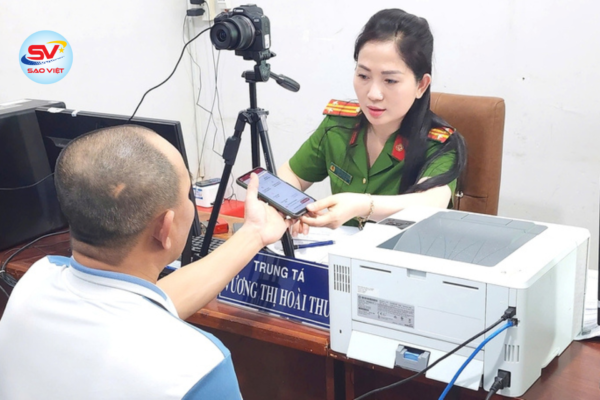 Cán bộ đội sát hạch, cấp đổi giấy phép lái xe hướng dẫn cho người dân làm thủ tục